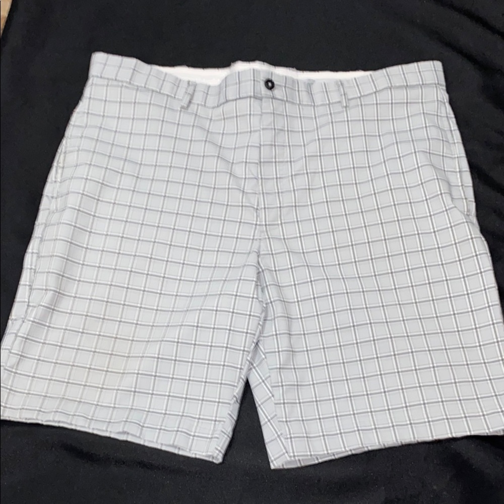 Greg Norman Collection Size 40 Shorts. GRAY PLAID POCKETS INSEAM‎ 9.5” CLEAN